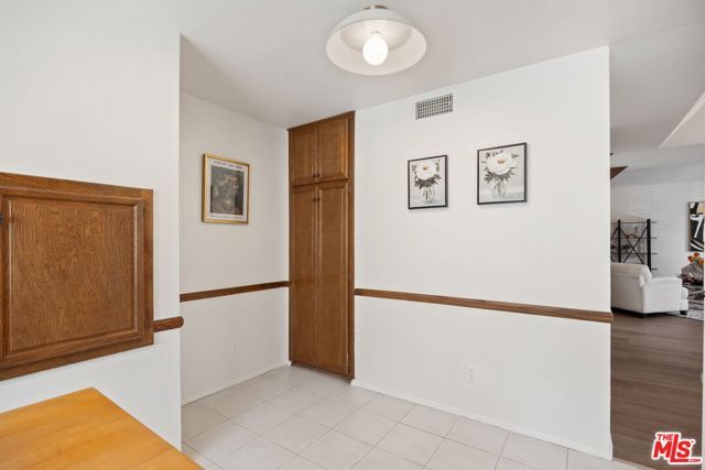 18135 Burbank Boulevard 6, Tarzana (los Angeles), CA 91356