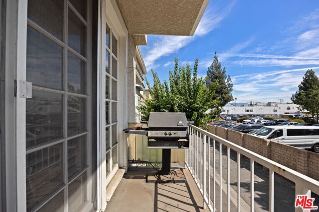 18135 Burbank Boulevard 6, Tarzana (los Angeles), CA 91356