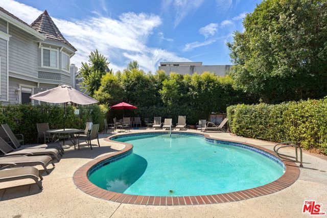 18135 Burbank Boulevard 6, Tarzana (los Angeles), CA 91356