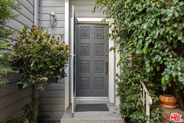 18135 Burbank Boulevard 6, Tarzana (los Angeles), CA 91356