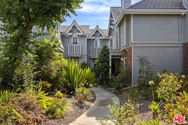 18135 Burbank Boulevard 6, Tarzana (los Angeles), CA 91356