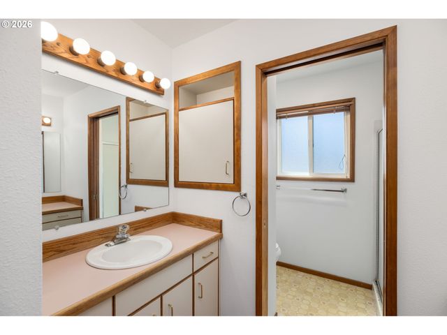 1790 OSTMAN Rd, West Linn, OR 97068