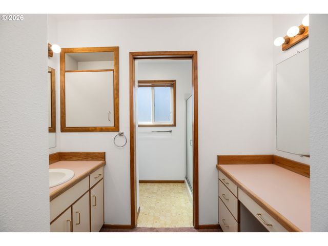 1790 OSTMAN Rd, West Linn, OR 97068
