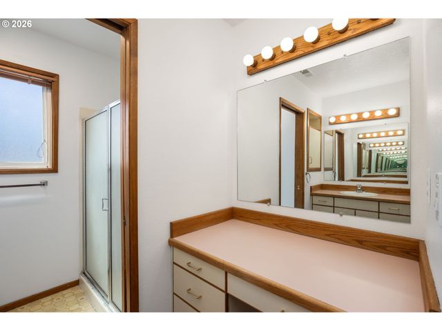1790 OSTMAN Rd, West Linn, OR 97068