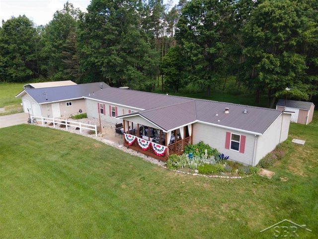 2202 W Huckleberry Road, Sanford, MI 48657