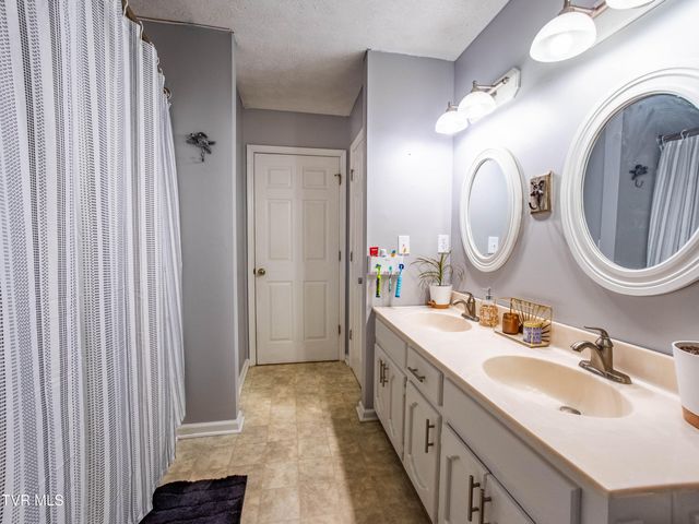 200 Birdie Drive, Rogersville, TN 37857