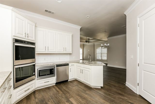 8841 Creek Run Road 401, Fort Worth, TX 76120