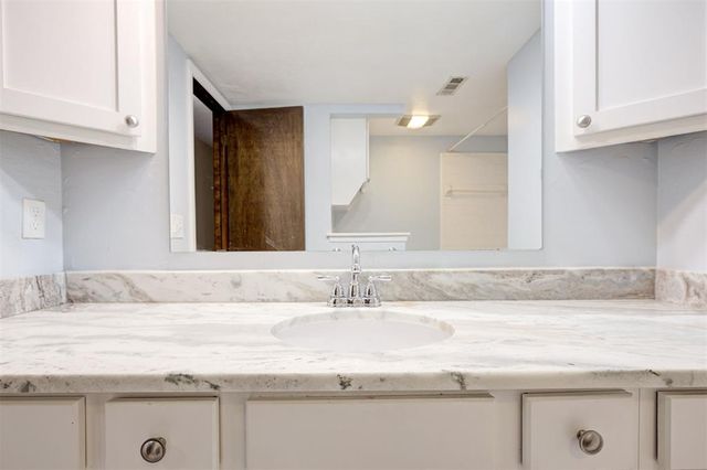 813 S Avery Street, Moore, OK 73160