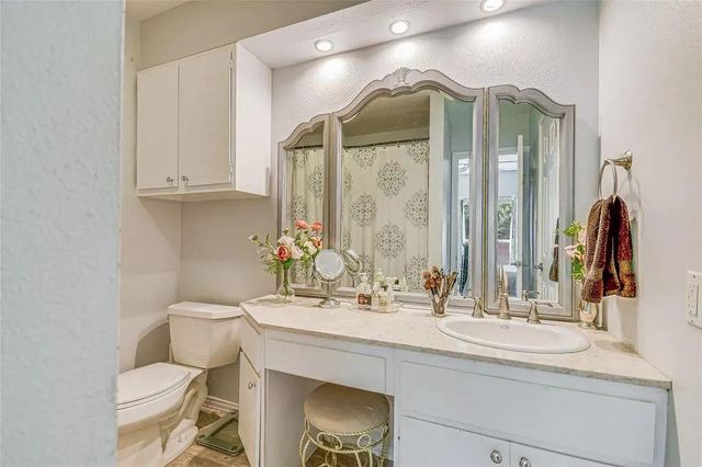 6600 Valleyside RD B8, Austin, TX 78731