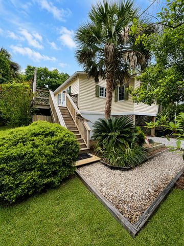 215 W Hudson Avenue, Folly Beach, SC 29439