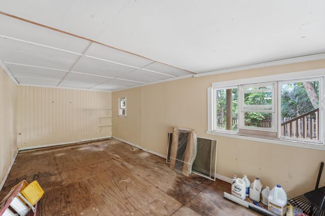 215 W Hudson Avenue, Folly Beach, SC 29439