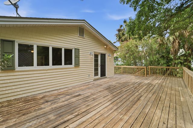 215 W Hudson Avenue, Folly Beach, SC 29439