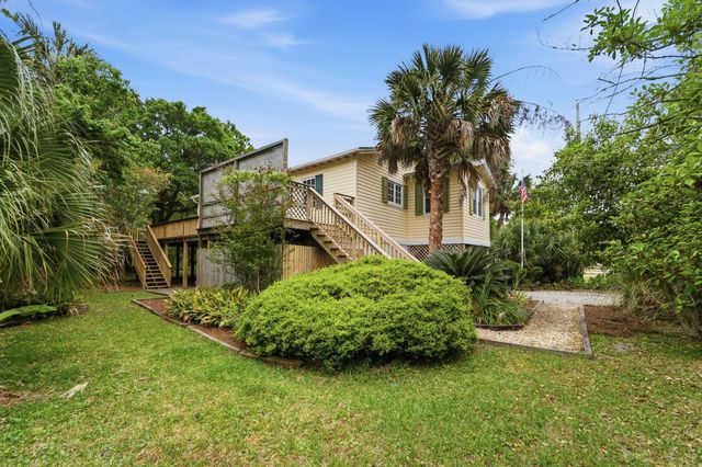 215 W Hudson Avenue, Folly Beach, SC 29439
