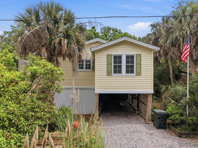 215 W Hudson Avenue, Folly Beach, SC 29439