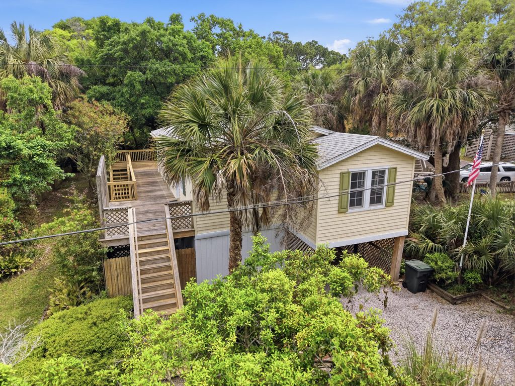 215 W Hudson Avenue, Folly Beach, SC 29439