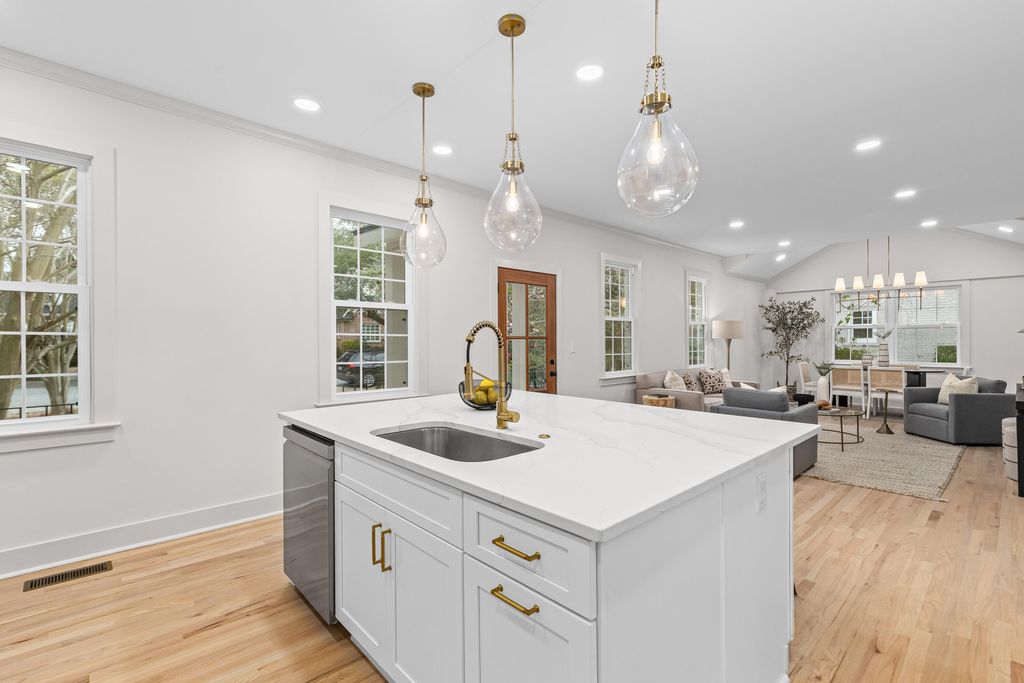 Image 10 of property listing at 35 Beverly Road, Charleston, SC 29407