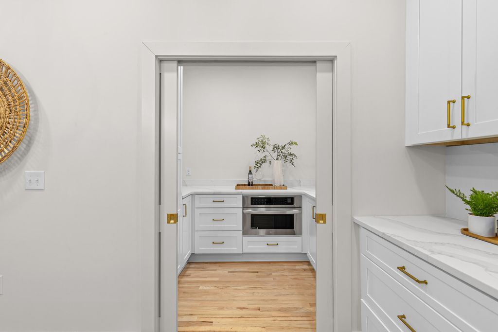 Image 11 of property listing at 35 Beverly Road, Charleston, SC 29407