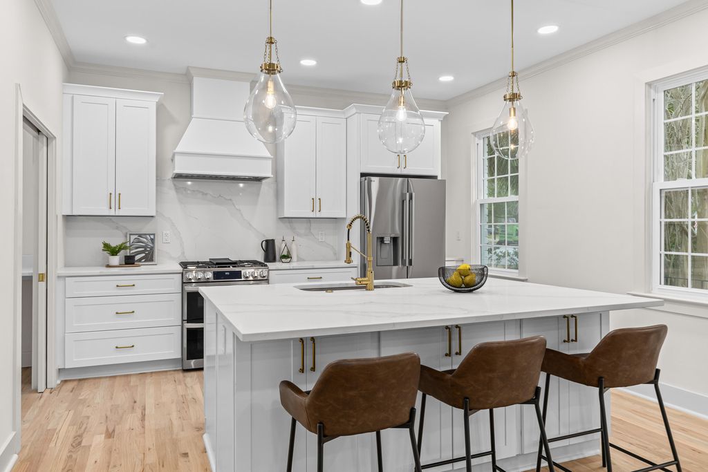 Image 8 of property listing at 35 Beverly Road, Charleston, SC 29407