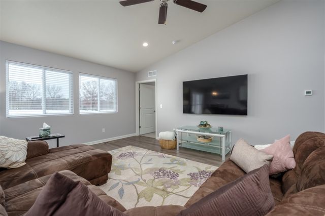 1750 Burr Pond Lane, Vicksburg, MI 49097