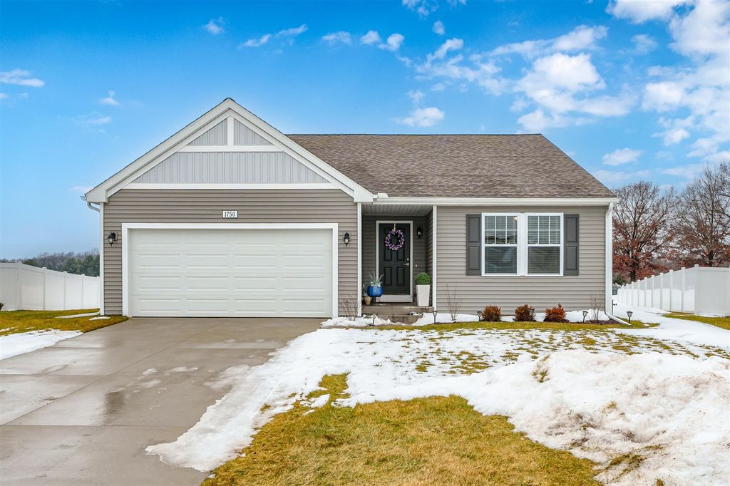 1750 Burr Pond Lane, Vicksburg, MI 49097