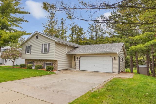 W200N16500 Pine DRIVE, Jackson, WI 53037