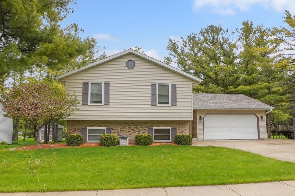 W200N16500 Pine DRIVE, Jackson, WI 53037