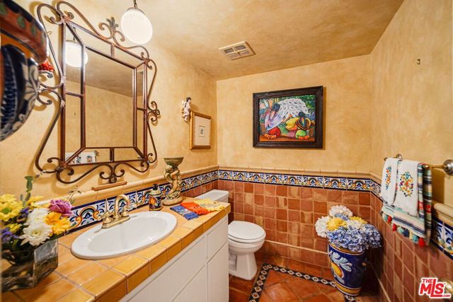 1100 Pine Oak Lane, Pasadena, CA 91105