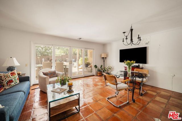 1100 Pine Oak Lane, Pasadena, CA 91105
