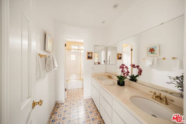1100 Pine Oak Lane, Pasadena, CA 91105