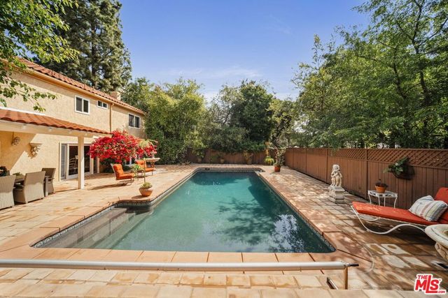 1100 Pine Oak Lane, Pasadena, CA 91105