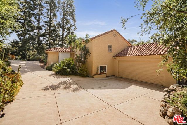 1100 Pine Oak Lane, Pasadena, CA 91105