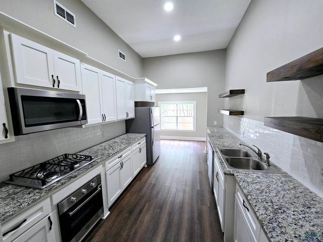 605 E Rusk St, Marshall, TX 75670
