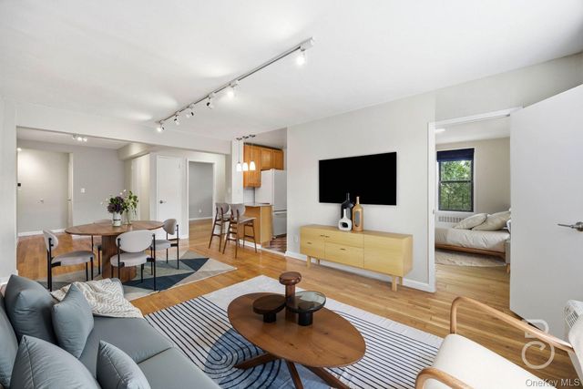 25-34 Crescent Street 2K, Astoria, NY 11102