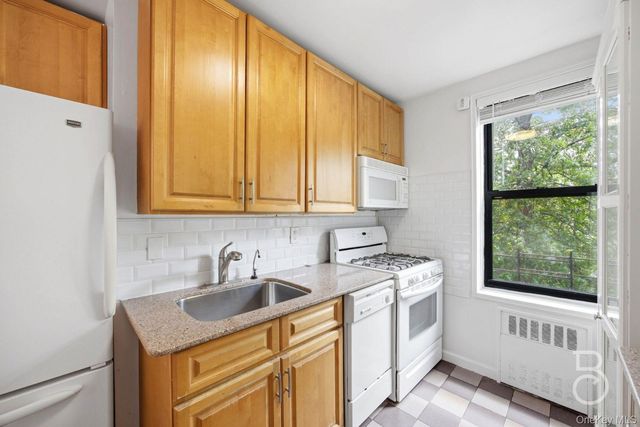 25-34 Crescent Street 2K, Astoria, NY 11102