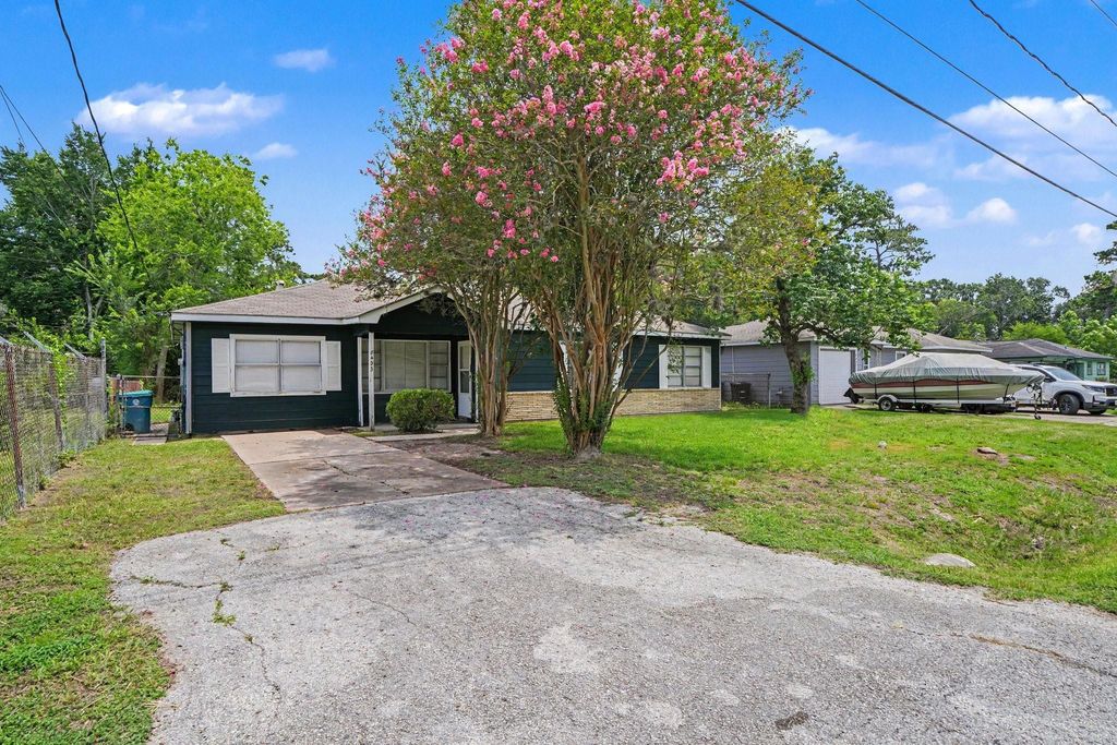 8433 Woodlyn Road, Houston, TX 77028