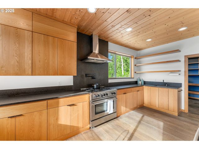 1655 GEM Dr, Roseburg, OR 97471