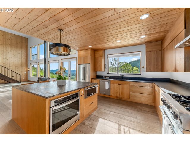 1655 GEM Dr, Roseburg, OR 97471