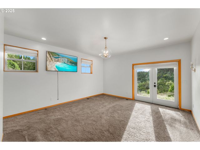 1655 GEM Dr, Roseburg, OR 97471