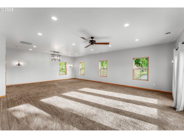 1655 GEM Dr, Roseburg, OR 97471