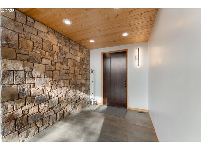 1655 GEM Dr, Roseburg, OR 97471