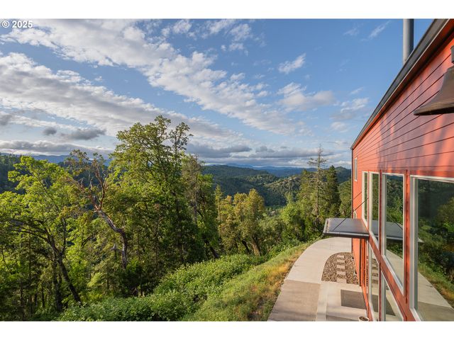 1655 GEM Dr, Roseburg, OR 97471