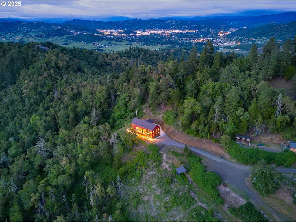 1655 GEM Dr, Roseburg, OR 97471