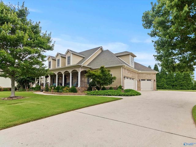 84 Lake Forest Blvd, Huntsville, AL 35824