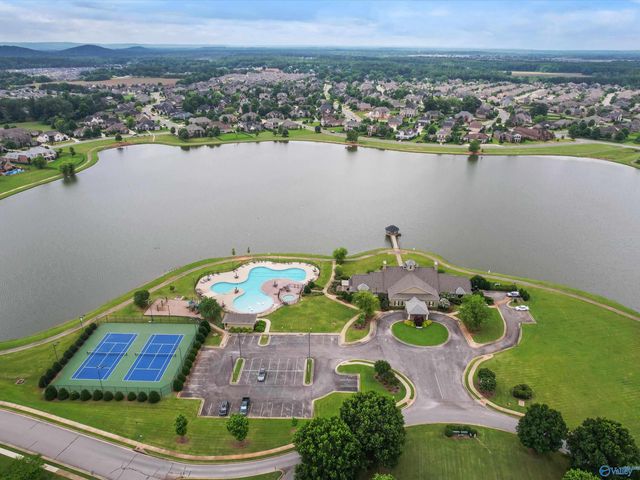 84 Lake Forest Blvd, Huntsville, AL 35824