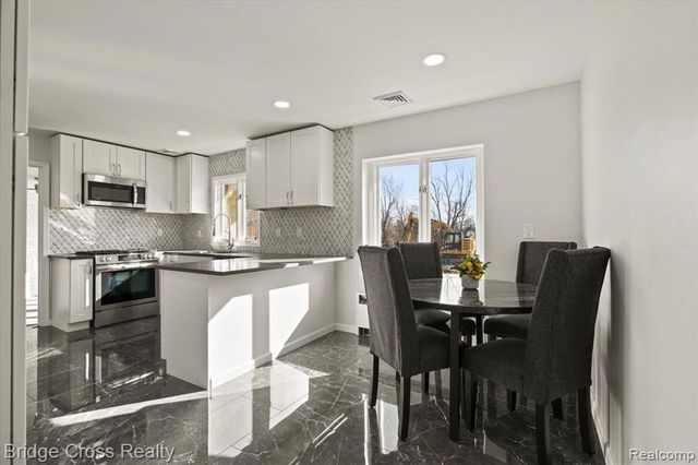 95 Hillsdale Road, Bloomfield Hills, MI 48302