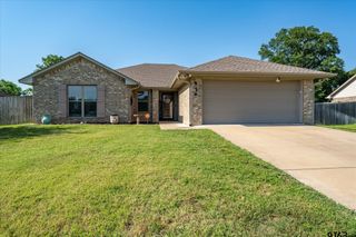 526 W Kingsway Dr, Overton, TX 75684