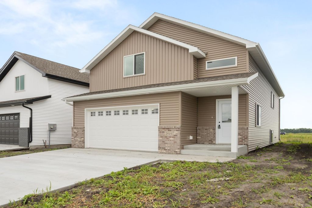 2515 38th Avenue S, Moorhead, MN 56560
