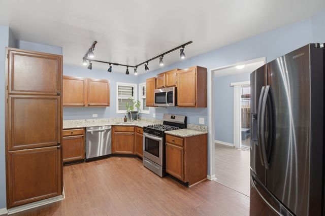 421 Farmbrook Court, Romeoville, IL 60446