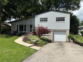 816 Holmes Avenue, Deerfield, IL 60015