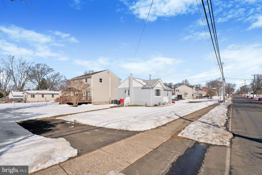 Image 2 of property listing at 306 GRAPE ST, Warminster, PA 18974